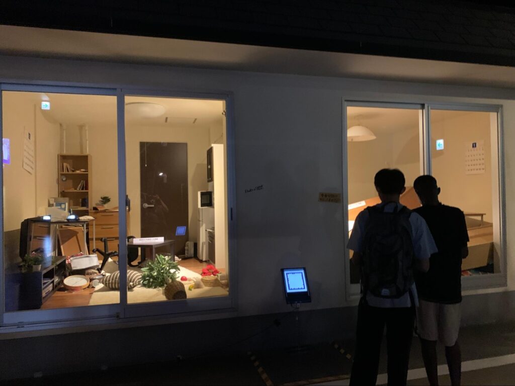 写真:家具の転倒防止対策をしている部屋（左）としていない部屋（右）を見比べるクイズに挑戦する様子